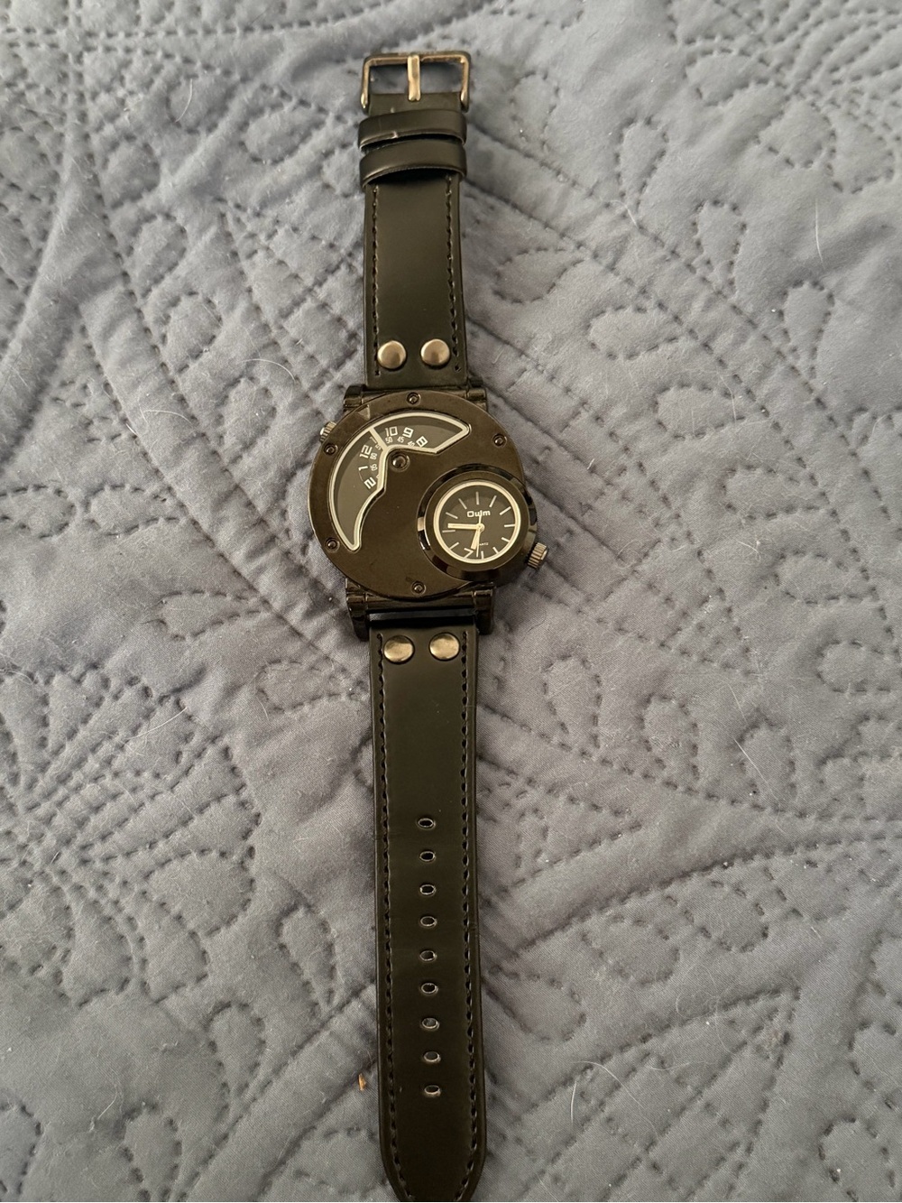 Oulm Black Dual-Time Leather Strap Watch with Silver Accents